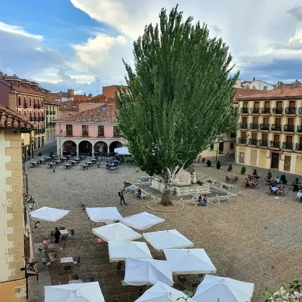 Vistas desde la Hospederia Pax a la plaza del Grano en Leon